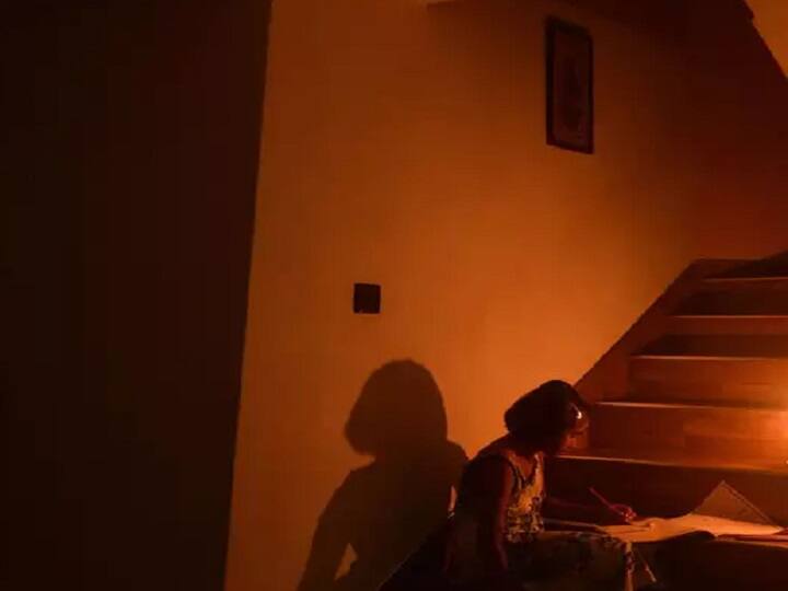 Rajasthan Power cut in Bharatpur children are studying with mobile torch light ann Rajasthan के भरतपुर में बिजली कटौती ने किया परेशान, मोबाइल की टॉर्च से पढ़ाई करने को मजबूर हैं बच्चे