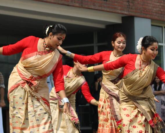 'एमिटी' युनिव्हर्सिटीत तरुणाईचा जल्लोष