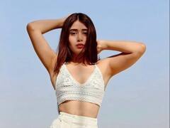 In Pics : आयपीएलमध्ये केकेआर विरुद्ध दिल्ली सामन्यात दिसलेली 'ही' सुंदरी कोण? पाहा फोटो