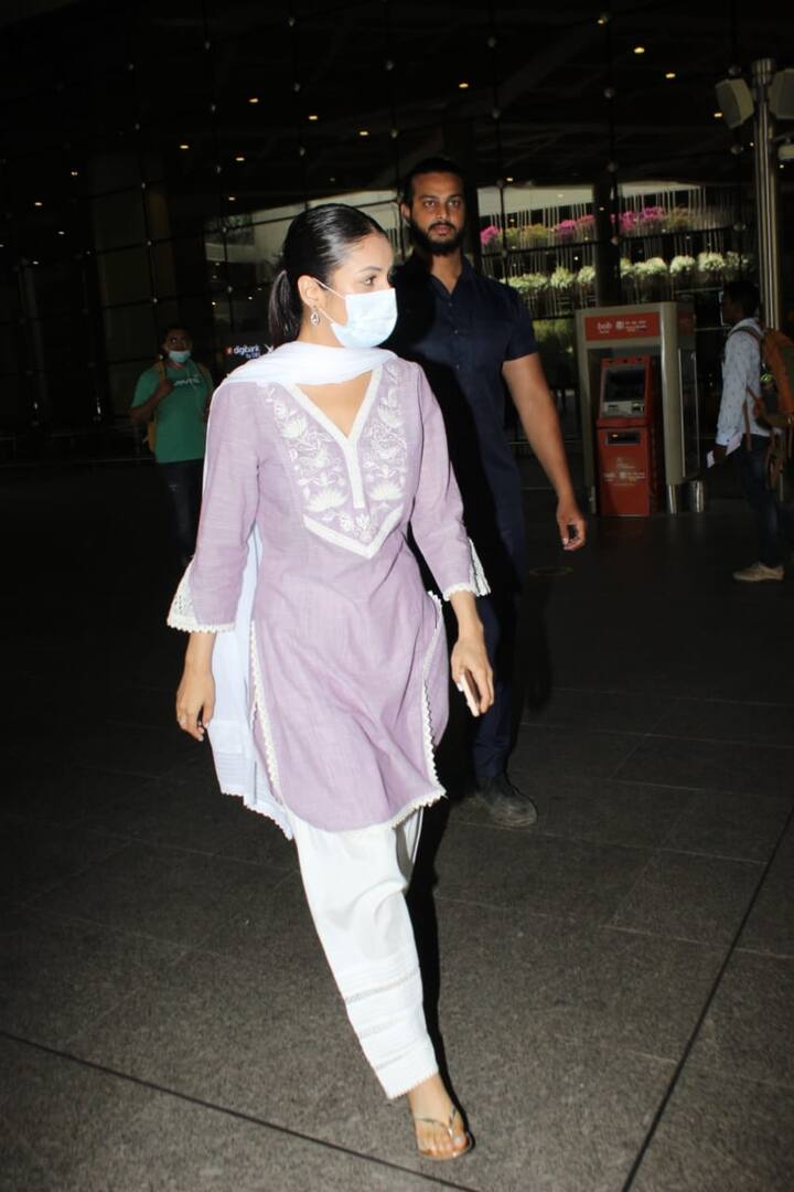 शहनाज गिल को मुंबई एयरपोर्ट पर मीडिया के कैमरों ने कैप्चर किया. इस दौरान शहनाज के चेहरे पर दिख रही खुशी को देख फैंस के दिल खुशी से झूम उठे.