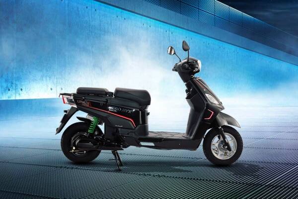 Hero Electric NYX HX (Dual Battery): इसमें 1.54 kWh का डुअल बैटरी सेट-अप है जो इसे 165km की रेंज देता है. इस स्कूटर की टॉप स्पीड 42kmph है. इसकी दिल्ली में एक्स शोरूम कीमत 67,540 रुपये है.