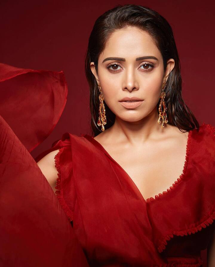 डीप नेक कट के साथ नुसरत की ये कातिल निगाहें फैंस के लिए किसी डबल ट्रीट से कम नहीं.