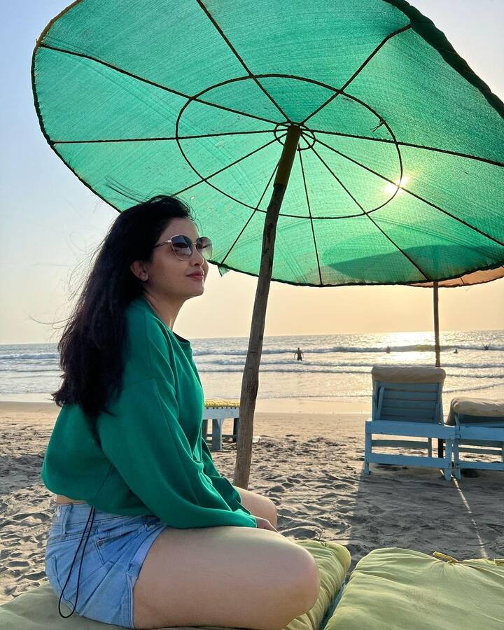 आज आम्ही तुम्हाला या टीव्ही मालिकेतील अशाच एका व्यक्तिरेखेबद्दल सांगणार आहोत, हे पात्र म्हणजे अभिनेत्री शुभांगी अत्रे (Shubhangi Atre) हिने साकारलेली ‘अंगूरी भाभी’. आज (11 एप्रिल) ‘अंगुरी भाभी’ साकारणाऱ्या अभिनेत्री शुभांगी अत्रेचा वाढदिवस आहे.(PHOTO:shubhangiaofficial/IG)