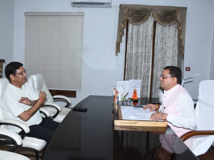 Uttarakhand Congress Leader Pritam Singh met CM Pushkar Singh Dhami Uttarakhand Politics: उत्तराखंड में बढ़ी सियासी हलचल, कांग्रेस के प्रीतम सिंह ने की CM पुष्कर सिंह धामी से मुलाकात