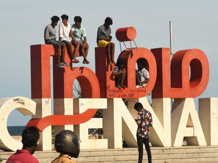 marina beach namma chennai damage by selfie peoples Namma Chennai Damage : காதல் ஜோடி பெயர்.. காலேஜ் பெயர்.. கண்ணீர்விட்டு அழும் 'நம்ம சென்னை' செல்ஃபி பாய்ண்ட்!