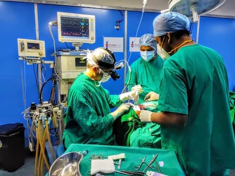 After the death of a five-year-old girl in Delhi's AIIMS Hospital, parents donated their daughter's organs Delhi: पांच साल की बच्ची की मौत के बाद माता-पिता ने दान किए बेटी के ऑर्गन, गमगीन पिता ने कही दिल छू लेने वाली बात