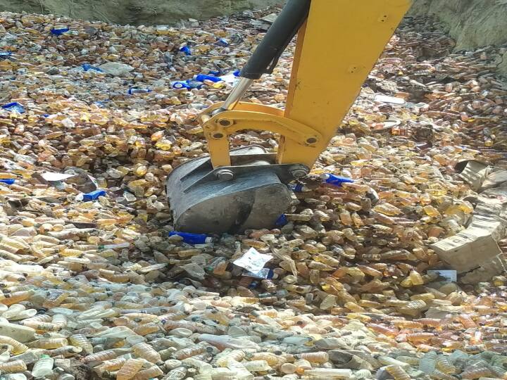 kushinagar News: थाने में ढाई करोड़ के अवैध शराब पर चला पुलिस का बुलडोजर, कोर्ट ने दिया था आदेश Liquor worth 2.5 crore destroyed on the orders of the court ANN kushinagar News: थाने में ढाई करोड़ के अवैध शराब पर चला पुलिस का बुलडोजर, कोर्ट ने दिया था आदेश