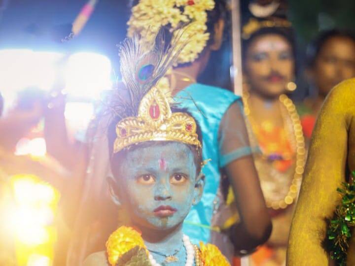 கோகுகுல கண்ணன், சொக்கநாதர் மீனாட்சிக்காக காத்திருந்த போது.