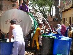Mahoba News: महोबा में भीषण पेयजल संकट से जूझ रहे लोग, 40 हजार की आबादी पर केवल तीन टैंकर, मच रही है लूट