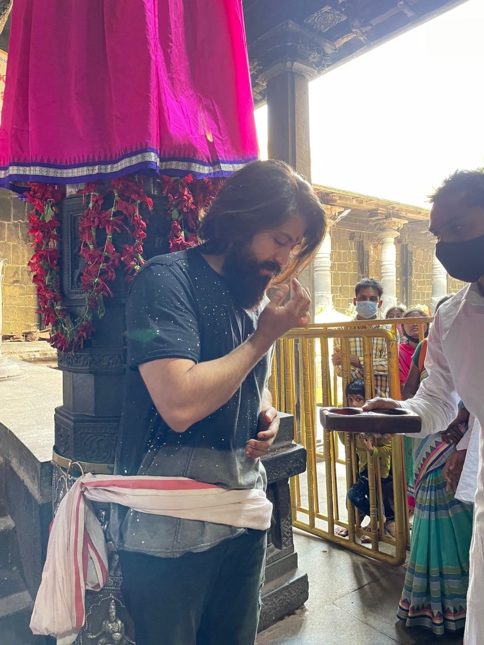 Yash Temple Visit: இன்னும் 2 நாள்ல கே.ஜி.எஃப் 2 ரிலீஸ்! நரசிம்மர் கோயிலில் யஷ்.. வைரலாகும் போட்டோஸ்..!