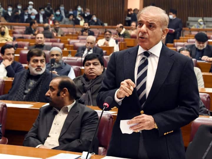 Acting President sadiq sanjrani administered Shehbaz Sharif 34 Minister the oath इंतजार खत्म, पाकिस्तान के प्रधानमंत्री शहबाज शरीफ के 34 सदस्यीय मंत्रिमंडल को कार्यवाहक राष्ट्रपति ने दिलाई शपथ
