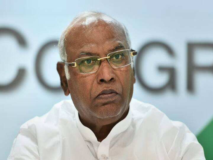 Mallikarjun Kharge sent his resignation from the post of LoP in Rajya Sabha to Congress Sonia Gandhi over Congress President Election मल्लिकार्जुन खड़गे ने अपने पद से दिया इस्तीफा, अध्यक्ष पद के लिए नामांकन के बाद लिया फैसला