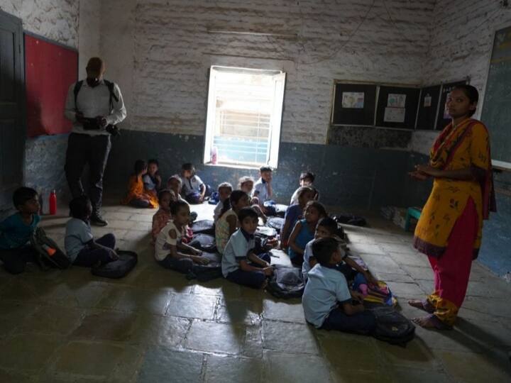 Election 2022 Manish Sisodia says lack of basic facilities in Gujarat Schools ann Gujarat Election 2022: गुजरात के स्कूलों को देखने पहुंचे मनीष सिसोदिया, कहा- यहां बुनियादी सुविधाओं की भारी कमी