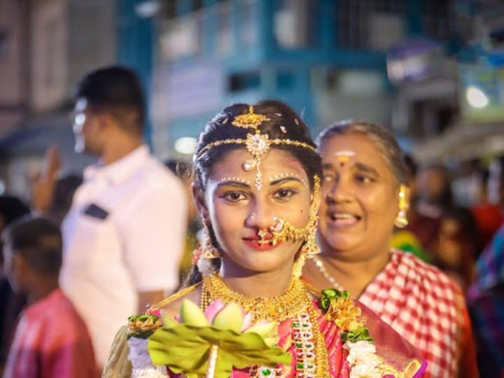 தாமரையுடன் மதுரை மீனாட்சி சிரிக்கிறார் போல !