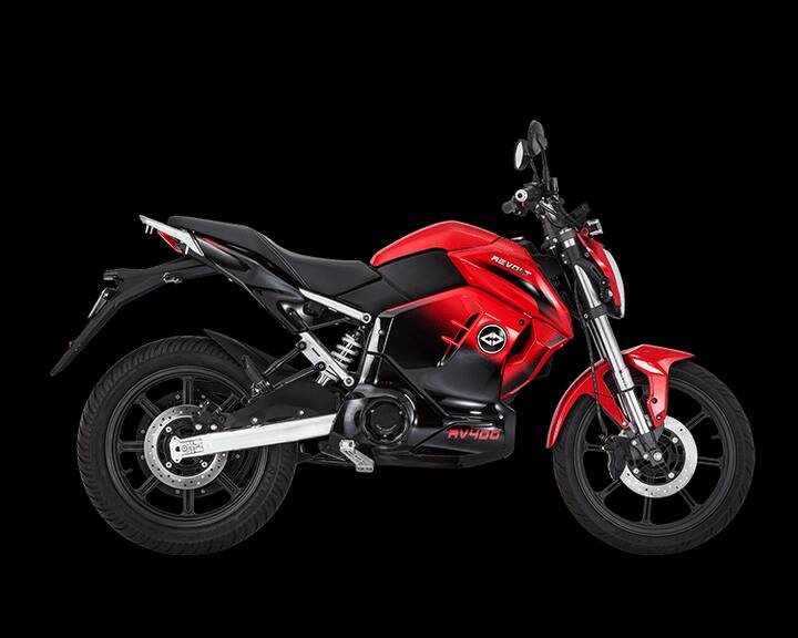 Revolt RV 400: इस बाइक में 3.24 किलोवाट का बैटरी पैक दिया गया है. बाइक को पावर देने के लिए इसमें 3 किलोवाट की मोटर दी गई है. इसकी टॉप स्पीड 85 किलोमीटर प्रति घंटा तक की है. कंपनी का दावा है कि यह एक बार फुल चार्ज होने पर 150 किलोमीटर तक जा सकती है. इसकी दिल्ली में एक्स शोरूम कीमत 1,24,999 रुपये है.