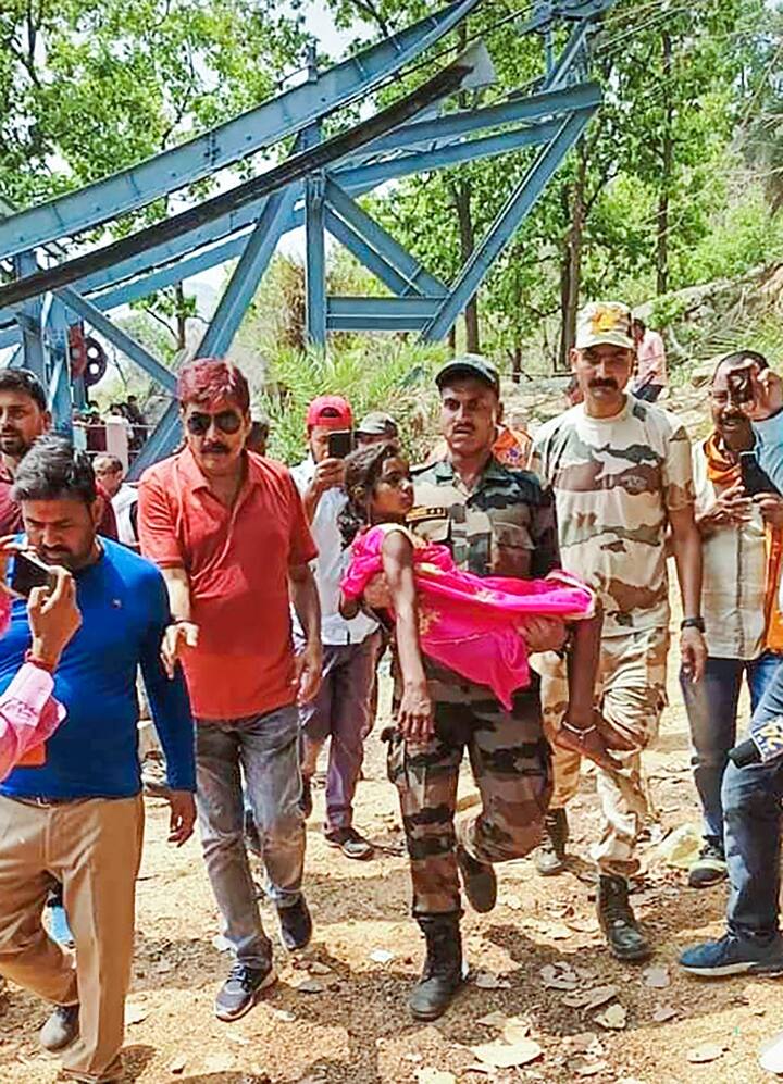 रेस्क्यू ऑपरेशन में एनडीआरएफ की टीम रविवार रात से काम पर लगी हुई है और 11 लोगों को उसने निकाला है. बचाव अभियान में स्थानीय लोग भी मदद कर रहे हैं. अब तक कुल 32 लोगों को रेस्क्यू किया जा चुका है.