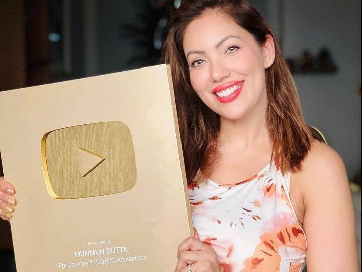 यात तिने युट्यूबतर्फे देण्यात येणाऱ्या गोल्ड बटनसोबत फोटो पोस्ट केले आहेत. (photo:mmoonstar/ig)