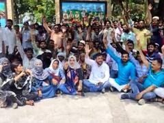 Haldwani News: हल्द्वानी में रेलवे की जमीन पर बने 4600 घर होंगे ध्वस्त, विस्थापन की मांग को लेकर लोगों ने किया प्रदर्शन