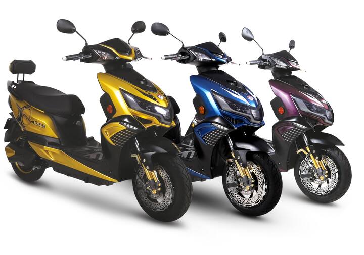 Okinawa IPraise+: इसमें 3.3 किलोवाट की लिथियम आयन बैटरी दी गई है. इसे पावर देने के लिए इसमें 2.5 किलोवाट की मोटर दी गई है. कंपनी दावा है कि इसे एक बार फुल चार्ज करके 139 किलोमीटर तक चलाया जा सकता है. इसकी टॉप स्पीड 58 किलोमीटर प्रति घंटा तक की है. इसकी दिल्ली में एक्स शोरूम कीमत 105990 रुपये है.