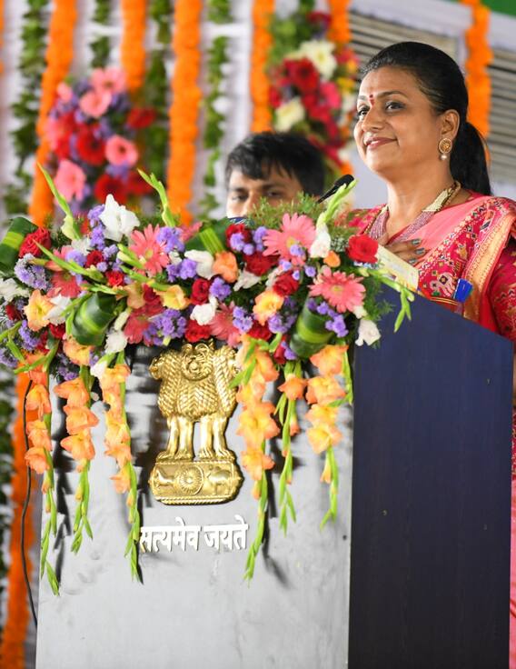 Roja takes oath| YS Jagan Mohan Reddy కాళ్లకు నమస్కరించిన రోజా|తొలిసారి మంత్రిగా ప్రమాణం| ABP Desam