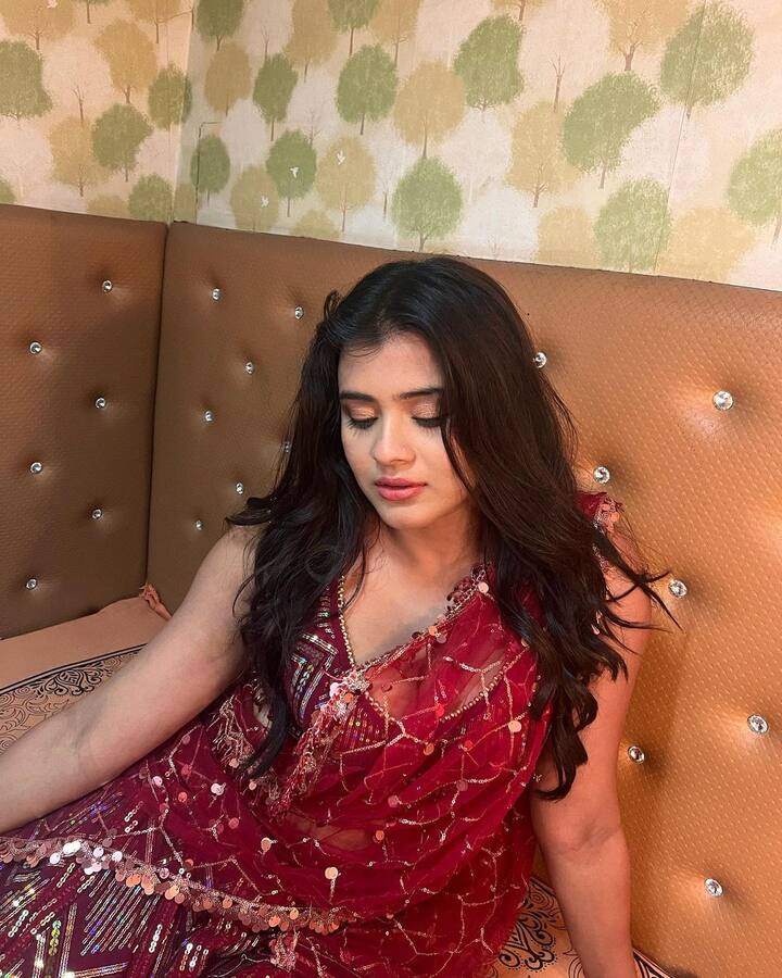 హెబా 1989లో ముంబైలో జన్మించింది. 2014లో తమిళ సినీరంగంలోకి అడుగుపెట్టింది.  -Image credit: HebahPatel/Instagram