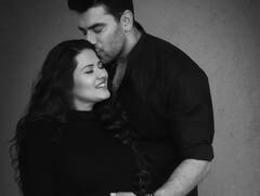 मैटरनिटी शूट में कृतिका सेंगर पर प्यार लुटाते नजर आए निकितिन धीर, एक्ट्रेस ने ब्लैक ड्रेस में बेबी बंप किया फ्लॉन्ट