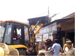 Raebareli News: रायबरेली में कोर्ट परिसर के आसपास से अतिक्रमण हटाने पहुंचा बुलडोजर, दुकानदारों में मचा हड़कंप