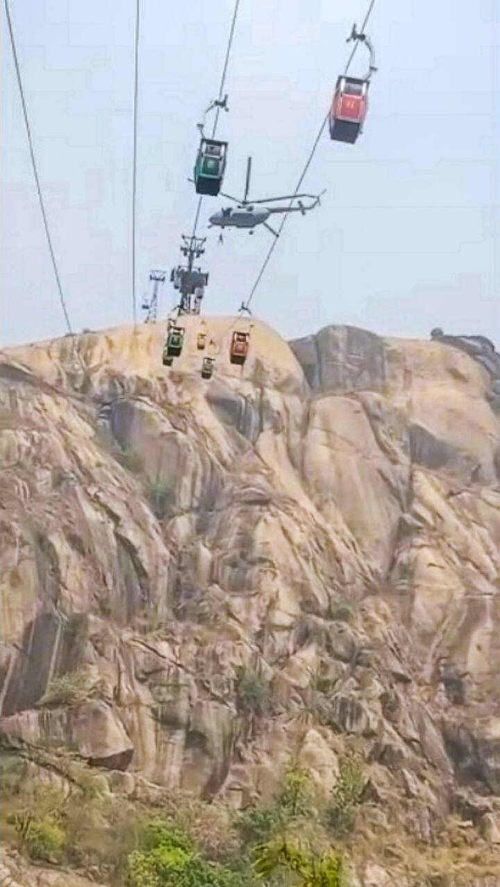 लेकिन जब वायु सेना का रेस्क्यू ऑपरेशन चल रहा था तो इस दौरान भी हादसा हो गया. रेस्क्यू कराए जा रहे 1 युवक की हेलीकॉप्टर से गिरने से मौत हो गई.