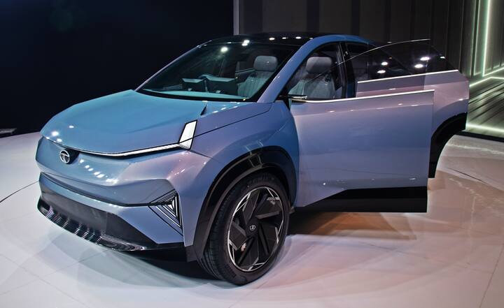 Tata ने Curvv coupe SUV संकल्पनेचे मॉर्डनाईझ करून त्यांच्या कारच्या नव्या व्हर्जनच्या दिशेने पहिले पाऊल टाकले आहे. Curvv SUV 2024 मध्ये भारतात पदार्पण करण्यासाठी सज्ज झाली आहे. Hyundai Creta आणि Kia Seltos च्या  बरोबरीनेच आता टाटादेखील नव्या मॉडेलसह बाजारात येण्यास सज्ज झाली आहे. नुकताच या कारचा फस्ट लूक लॉन्च करण्यात आला आहे. या निमित्ताने जाणून घ्या कारचा संपूर्ण रिव्ह्यू.