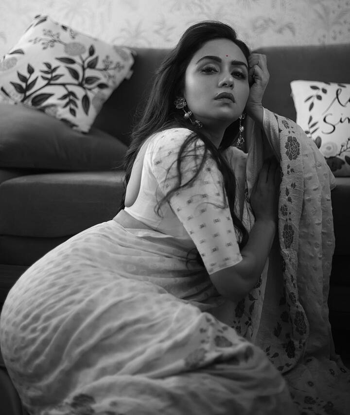 या पोस्टमध्ये तिनं 'नथ आणि चंद्रा' यांचं खास नातं सांगितलं आहे.(photo:amrutakhanvilkar/ig)