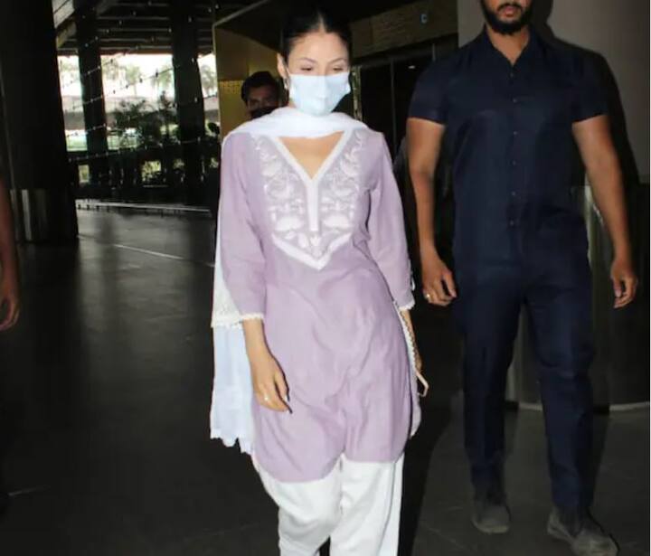 ਸ਼ਹਿਨਾਜ਼ ਗਿੱਲ ਨੂੰ ਮੁੰਬਈ ਏਅਰਪੋਰਟ 'ਤੇ ਮੀਡੀਆ ਦੇ ਕੈਮਰਿਆਂ ਨੇ ਕੈਦ ਕਰ ਲਿਆ। ਇਸ ਦੌਰਾਨ ਸ਼ਹਿਨਾਜ਼ ਦੇ ਚਿਹਰੇ 'ਤੇ ਨਜ਼ਰ ਆਈ ਖੁਸ਼ੀ ਨੂੰ ਦੇਖ ਕੇ ਫੈਨਜ਼ ਦਾ ਦਿਲ ਵੀ ਖੁਸ਼ੀ ਨਾਲ ਝੂਮ ਉੱਠਿਆ।