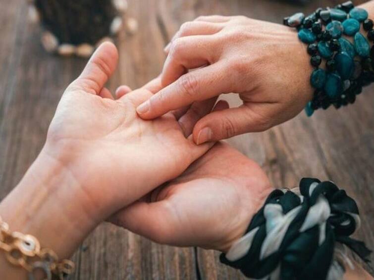 If you have such a line in your hand, you may get a chance to go abroad ખુબ જ ખાસ હોય છે હાથની આ રેખાઓ, પૂરૂ કરી શકે છે વિદેશ જવાનું સપનુ