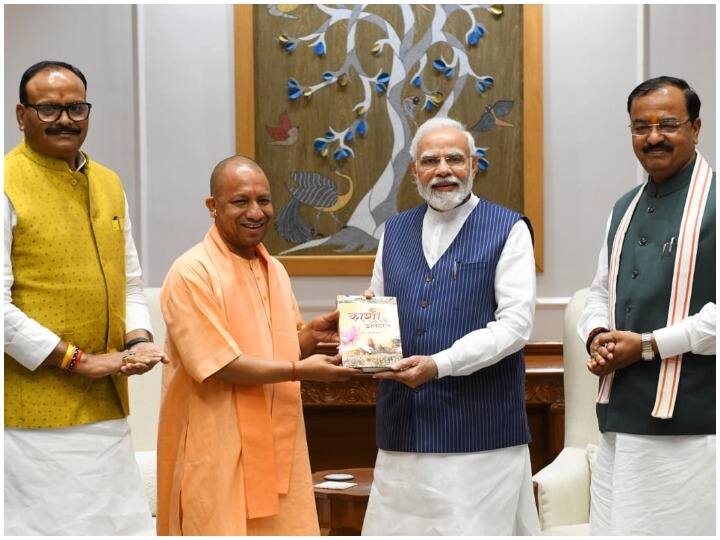 Uttar Pradesh CM Yogi Adityanath along with Deputy CMs of UP Keshav Prasad Maurya and Brajesh Pathak Meet PM Modi President Ram Nath Kovind Amit Shah सीएम योगी आदित्यनाथ ने पीएम मोदी से की मुलाकात, दोनों डिप्टी सीएम भी रहे मौजूद