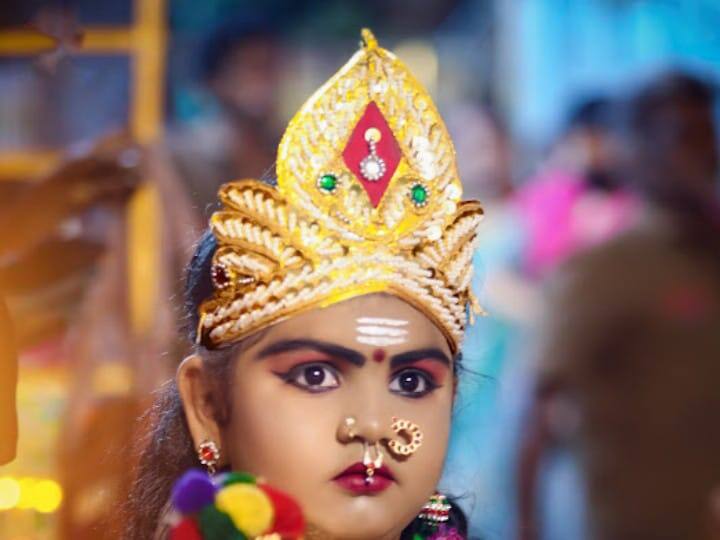 அன்னை மீனாட்சி கோபத்துடன் பார்க்கிறாரோ ?