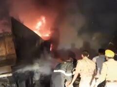 Rampur News: रामपुर में भीषण टक्कर के बाद आग का गोला बने दो ट्रक, ड्राइवरों ने किसी तरह कूदकर बचाई जान