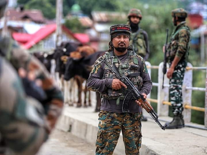 Indian Army Foils infiltration attempt in Kupwara Tangdhar sector killed terrorist narco smuggling Kashmir ANN LoC Infiltration: एलओसी पर घुसपैठ की कोशिश को सेना ने किया नाकाम, मारे गए आतंकी से हथियार और ड्रग्स बरामद