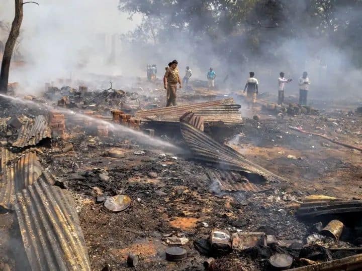  ghaziabad fire broke out in a slum in kanawani 40 cows died  गाझियाबादच्या कानवानी येथील झोपडपट्टीला भीषण आग, 40 गायींचा मृत्यू 