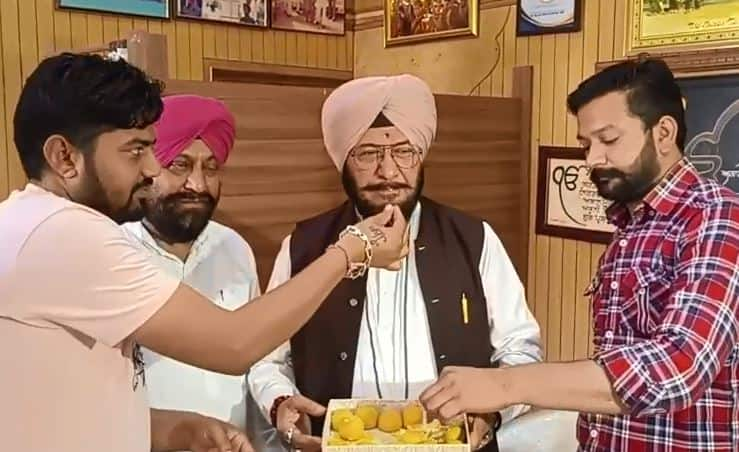 Former MLA Surjit Dhiman celebrates his expulsion from Congress by distributing laddo ਸਾਬਕਾ ਵਿਧਾਇਕ ਸੁਰਜੀਤ ਧੀਮਾਨ ਨੇ ਕਾਂਗਰਸ 'ਚੋਂ ਕੱਢੇ ਜਾਣ ਦੀ ਖੁਸ਼ੀ ਲੱਡੂ ਵੰਡ ਕੇ ਮਨਾਈ, ਬੋਲੇ ਅਜਿਹਾ ਕਰਨ ਵਾਲੇ ਪਹਿਲੇ ਲੀਡਰ