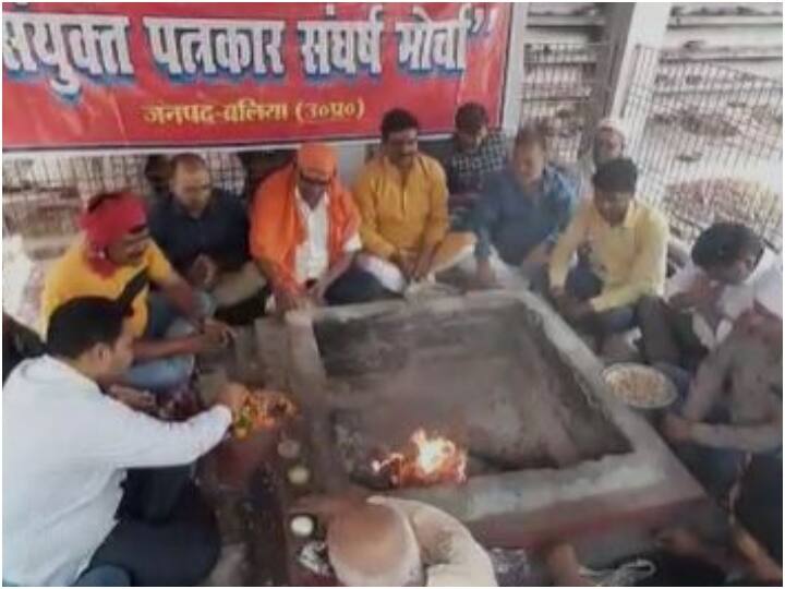 United Journalist Sangharsh Morcha Strick and Havan for DM and SP ann Ballia News: बलिया में पत्रकारों की गिरफ्तारी के खिलाफ तेज हुआ आंदोलन, DM और SP की बुद्धि-शुद्धि के लिए हुआ हवन