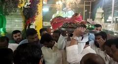 PHOTO : धनंजय मुंडे यांच्याकडून परभणीतील दर्ग्यात चादर अर्पण