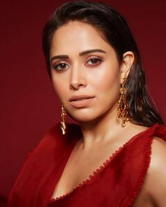 रेड वाइन सी नशीली हैं नुसरत भरुचा की अदाएं, कातिल निगाहों ने मचाया इंटरनेट पर बवाल