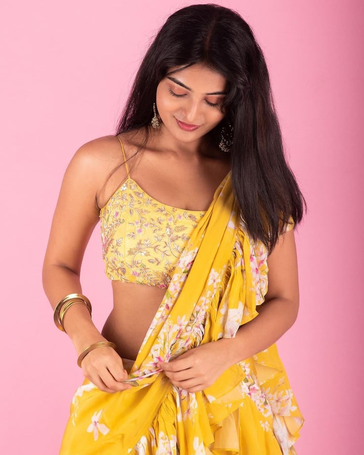 ఎల్లో చీరలో ఆమె పెట్టి లేటెస్ట్ ఫోటోలకు మంచి రెస్పాన్స్ వస్తోంది. -Image credit: AnanyaNagalla/Instagram