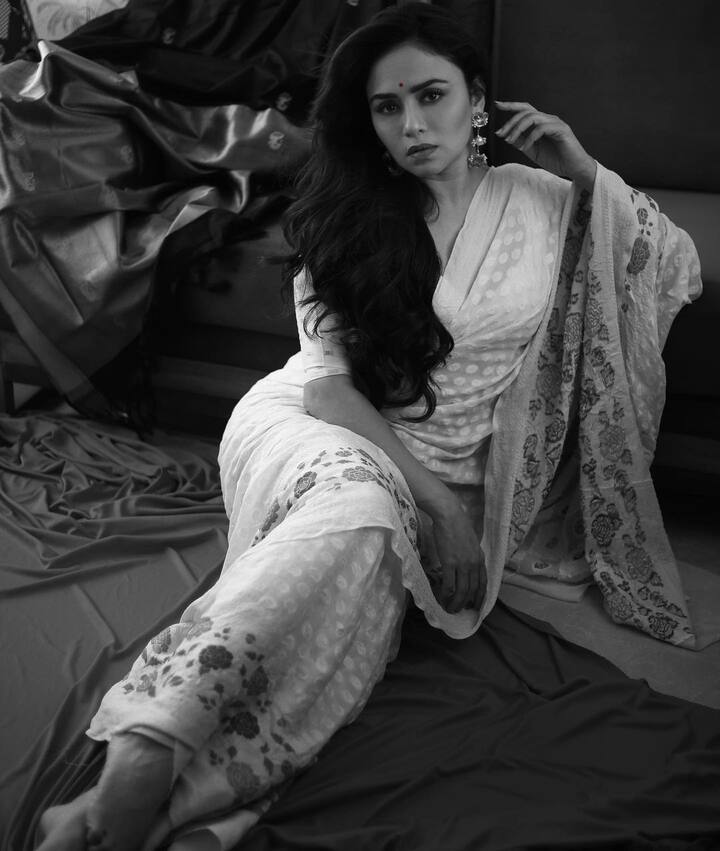 चंद्रमुखी या चित्रपटामध्ये अमृतासोबतच आदिनाथ कोठारे हा देखील प्रमुख भूमिका साकारणार आहे.(photo:amrutakhanvilkar/ig)