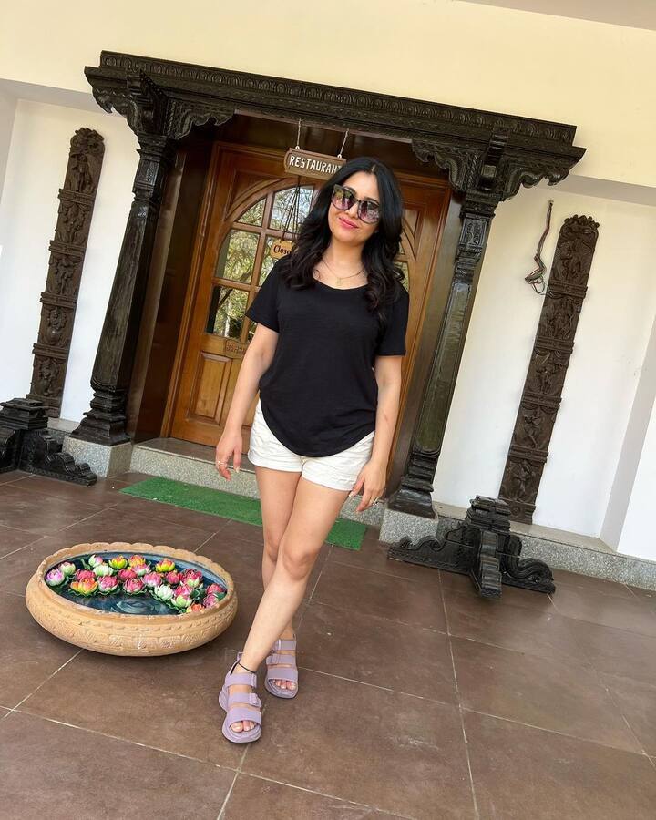 शुभांगीच्या आधी मालिकेत ‘अंगुरी भाभी’ ही भूमिका अभिनेत्री शिल्पा शिंदेने साकारली होती. शिल्पाच्या जबरदस्त अभिनयामुळे तिचे 'अंगूरी' हे पात्र घराघरात प्रसिद्ध झाले, असे म्हटल्यास वावगे ठरणार नाही. तिच्यानंतर ही भूमिका अभिनेत्री शुभांगी अत्रेच्या वाट्याला आली. या आधीही ‘चिडियाघर’ नावाच्या मालिकेत शुभांगीनेच शिल्पाला रिप्लेस केले होते.(PHOTO:shubhangiaofficial/IG)