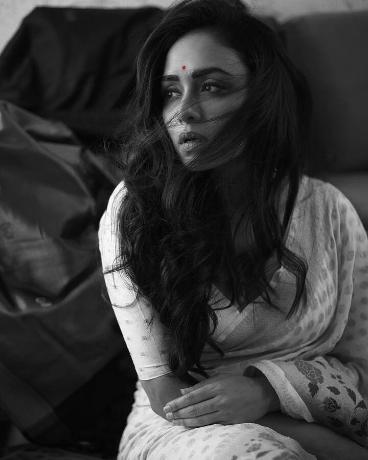 अमृताची पोस्ट:  'नथ आणि चंद्रमुखी, माझ्या दिग्दर्शकाला प्रसाद ओकला सगळं ओरिजिनल हवं होतं. तेव्हा 'अमृता नाक टोचायचं.... क्लिप वाल्या नथी मी तुला घालू देणार नाही' असं त्यांनी पहिल्याच मीटिंग मध्ये सांगितलं. म्हणूनच अशा पद्धतीने मी अडीच वर्षां पूर्वीच नाक टोचलं. त्या नंतरही ते बुजलं .... दुखलं .....मग परत टोचावं लगलं ... पण शूटिंग पर्यंत नथ आणि माझी जुगलबंदी सुरूच राहिली .... सोन्याच्या नथीं केल्या तेव्हा नाचताना त्या इतक्या जड होत असत कि पॅक-अप नंतर त्या वरचं रक्त आधी कोमट पाण्याने आम्ही काढायचो आणि मग नाथ काढायचो तर चंद्रा ची कुठली नथ तुम्हाला जास्त आवडली ओ ?' असं पोस्टमध्ये अमृतानं शेअर केली आहे.(photo:amrutakhanvilkar/ig)