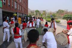 PHOTO : 'एमिटी' युनिव्हर्सिटीत तरुणाईचा जल्लोष; यशपाल शर्मा, दलेर मेहंदीच्या उपस्थितीनं उत्साह