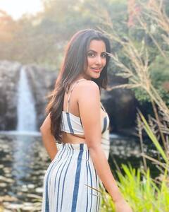 Priya Anand pics: நீர்விழ்ச்சியில் ப்ரியா ஆனந்த் ஃபோட்டோஷூட்... லேட்டஸ்ட் க்ளிக்ஸ்