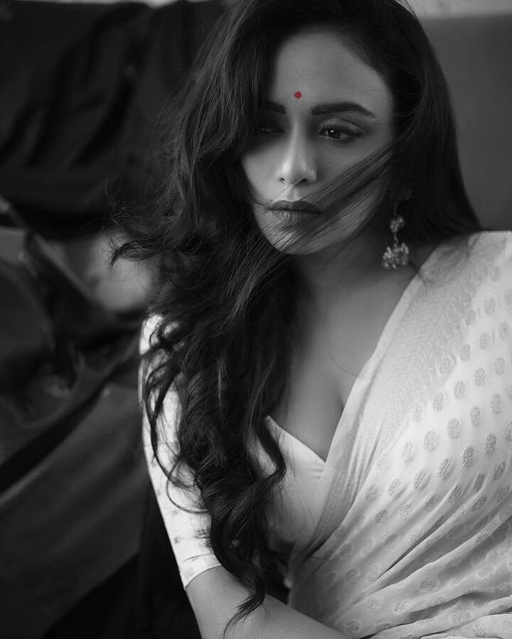 'चंद्रमुखी' सिनेमा 29 एप्रिल 2022 रोजी प्रेक्षकांच्या भेटीला येणार आहे.(photo:amrutakhanvilkar/ig)