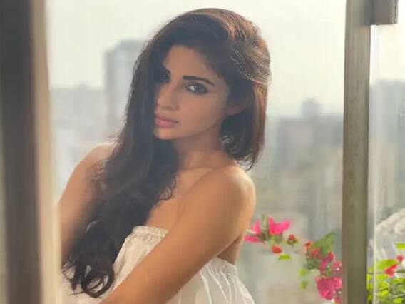 एलिगेंट लुकमध्ये दिसली अभिनेत्री मौनी रॉय