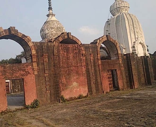 फूटी कोठी – इंदौर की फूटी कोठी को भी शहरवासियों ने भूतिया घोषित किया है. कहा जाता है कि रात में इस कोठी से बहुत अजीब और डरावनी आवाजें आता है. यहा वजह है कि यहां दिन में तो लोग यहां पिकनिक के लिए आते हैं लेकिन रात में यहां कोई नहीं जाता.